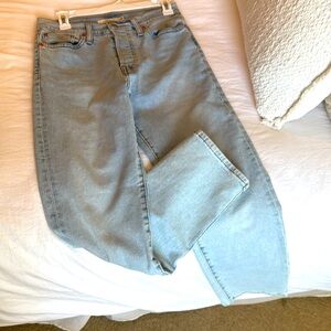 Levi’s-wedgie straight, light wash denim